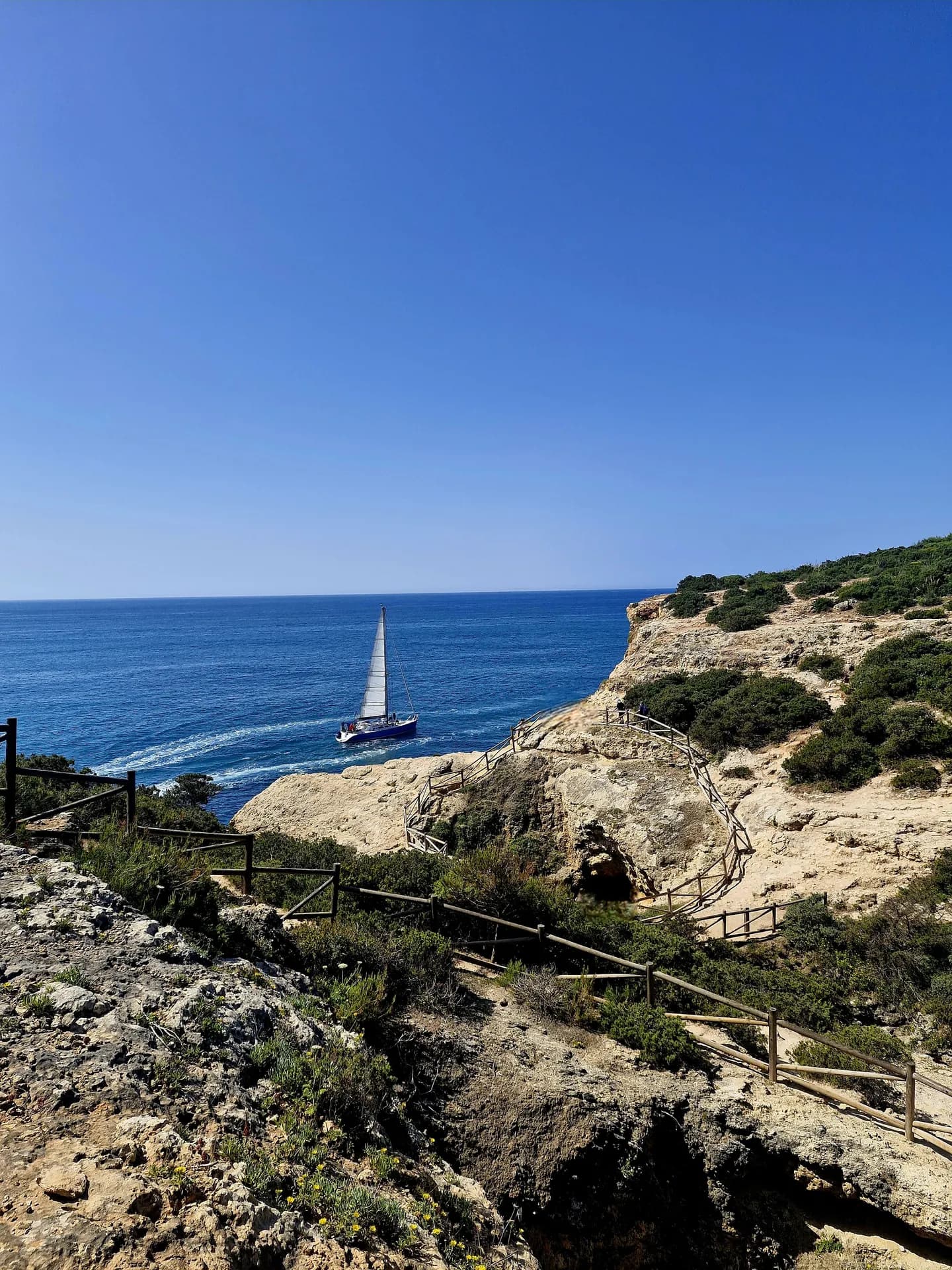 Algarve - klify i żaglówka